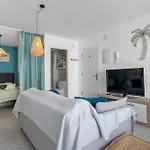 Casa Amorosa - With Pool And Close To Beach, Centre And Bus Station Lägenhet