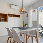 Casa Amorosa - With Pool And Close To Beach, Centre And Bus Station Lägenhet *