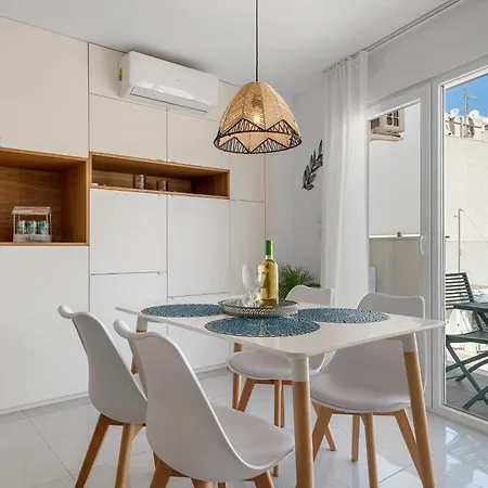 Casa Amorosa - With Pool And Close To Beach, Centre And Bus Station Lejlighed *